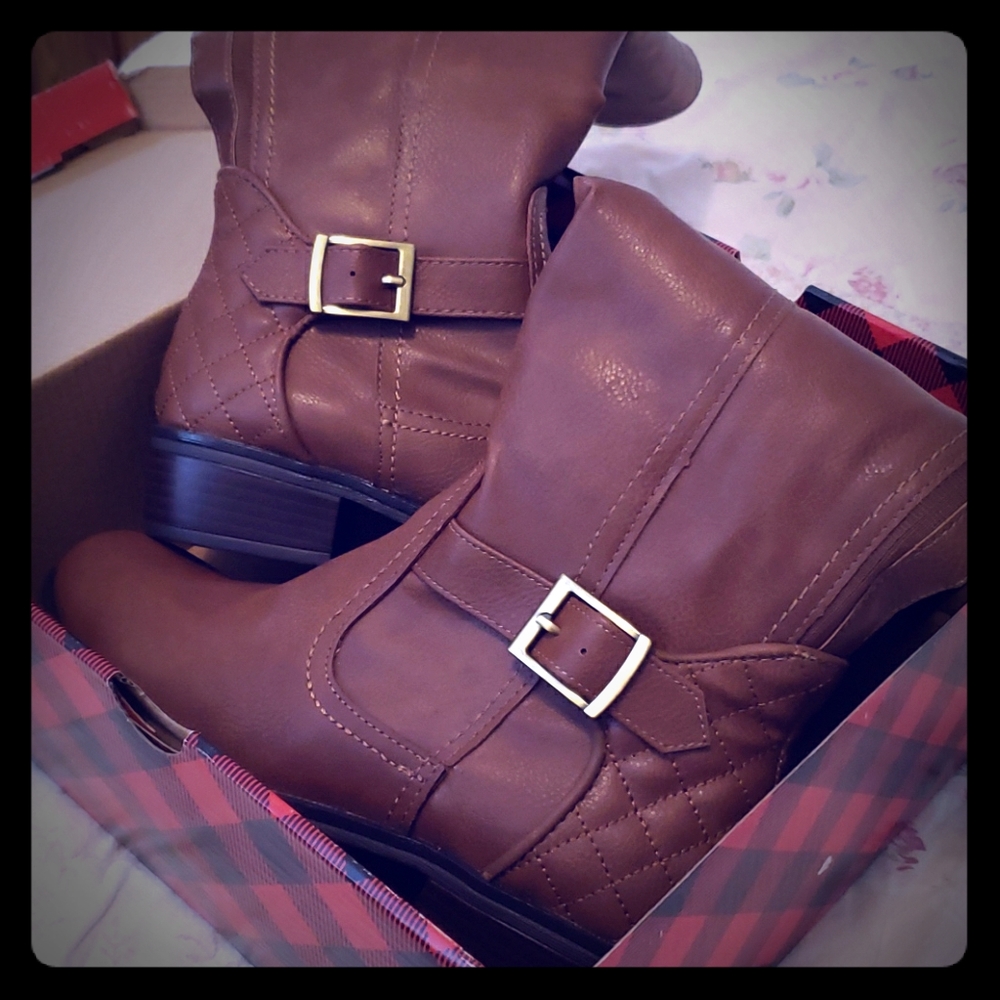 Arizona, memory foam, boots, size 7.5, NWT